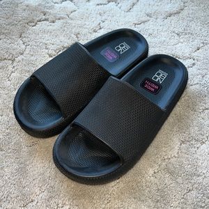 NWOT. Cloud slides size 8W
